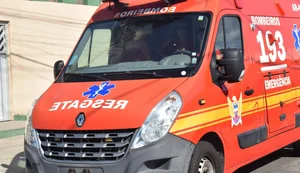 Corpo de Bombeiros é acionado para queda de poste sobre caminhão