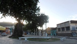 Grupo de amigos realiza gincana natalina para ornamentar praça de Fernão Velho