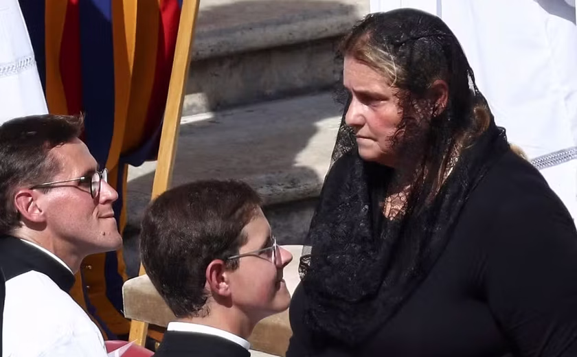Mãe de Carlo Acutis, o 1º santo millennial, participa da missa de canonização do filho: 'Ápice de um caminho de muitos anos'