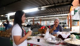 Gabi Gonçalves ouve comerciantes em visita a feira livre de Rio Largo