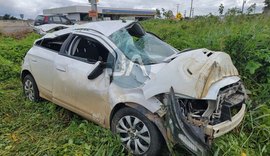 Ocupantes de carro de passeio saem ilesos de capotamento em Arapiraca