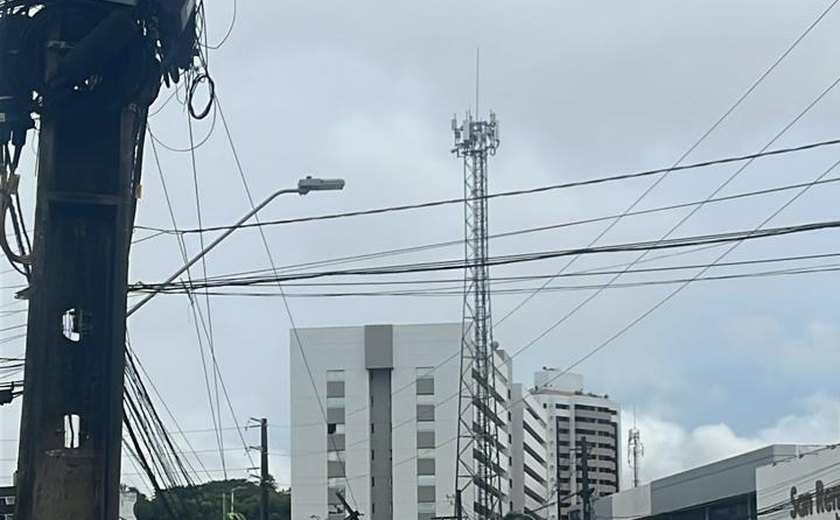 Caminhão colide em poste de energia e ele fica ''pendurado'' na Ponta Verde
