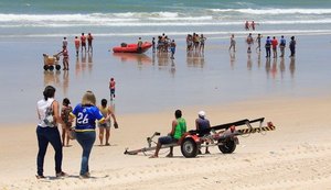 Bombeiros retomam buscas por estudante desaparecido na Praia do Sobral