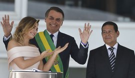 Michelle Bolsonaro quebra protocolo e discursa em libras no Parlatório
