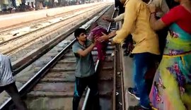 Bebê cai em trilho de trem na Índia e escapa ilesa após passagem do veículo