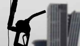 Petróleo fecha em leve alta após mínimas de 10 meses