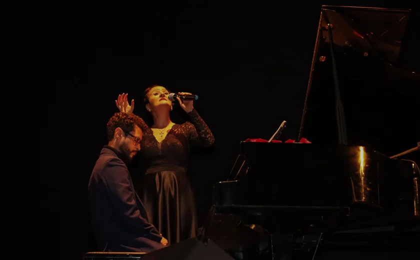 Ana Gal leva o espetáculo Piafiana - Uma Homenagem a Edith Piaf para o palco do Theatro Homerinho