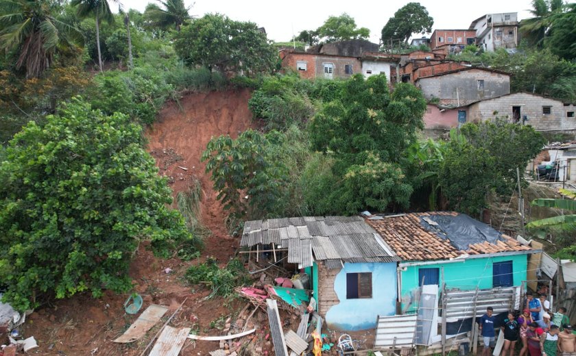 Chuvas causam deslizamento de barreira no Flexal de Cima
