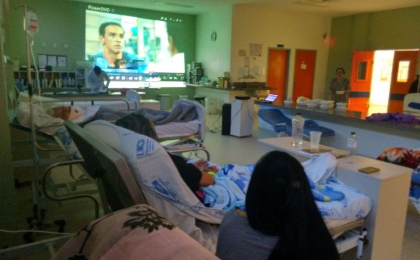 Pacientes assistem a filmes nas enfermarias do Hospital de Emergência em Arapiraca