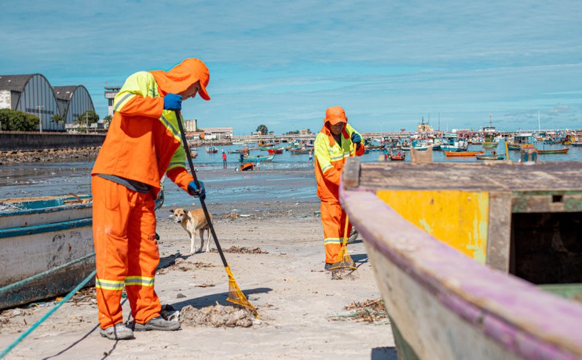 Mais de 4 mil toneladas de resíduos já foram recolhidas das praias de Maceió este ano