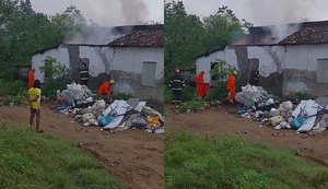 Teto de casa que armazenava materiais recicláveis desaba após incêndio
