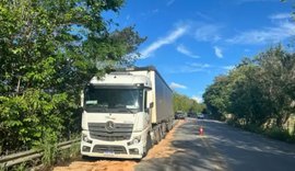 Colisão entre carro e carreta deixa duas vítimas com ferimentos leves na BR-104