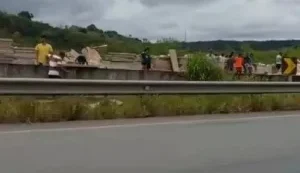 Caminhão tomba na BR-101 e carga é saqueada