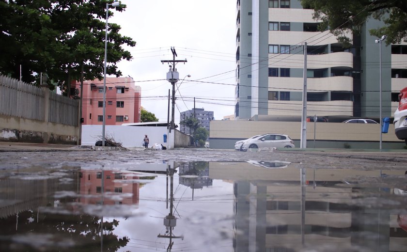 Moradores da Jatiúca reclamam de esgoto transbordando há dois anos