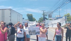 Familiares de pacientes que necessitam de atendimento 'home care' realizam protesto em Maceió