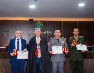 TRE/AL entrega medalha do Mérito Eleitoral a autoridades da Segurança Pública e ao presidente do Coptrel