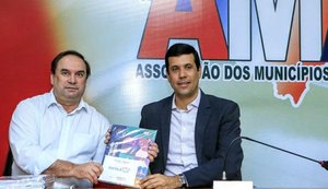 Luciano reúne prefeitos, anuncia premiação e apresenta novidades do Escola 10