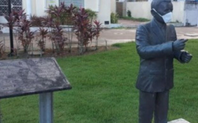Estátua do emancipador de Arapiraca ganha máscara