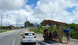 Novos abrigos para usuários de ônibus são instalados na Rota do Mar