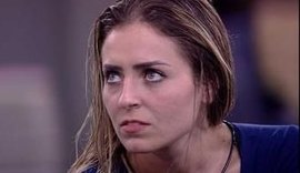 Campeã do 'BBB19', Paula depõe em delegacia e deixa local com rosto coberto