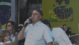 Bolsonaro se irrta ao vê participantes da Marcha para Jesus fazerem L de Lula