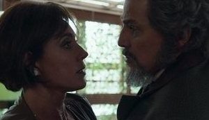'O Tempo Não Para': Carmen sai no tapa com Dom Sabino e dá pedrada nele