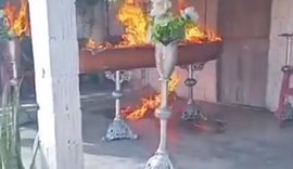 Jovem é preso após incendiar caixão de homem durante velório