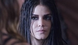 Atriz de 'The 100' é presa por violência doméstica nos EUA
