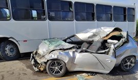 Acidente entre carro e ônibus deixa duas pessoas mortas na BR-316, em Atalaia