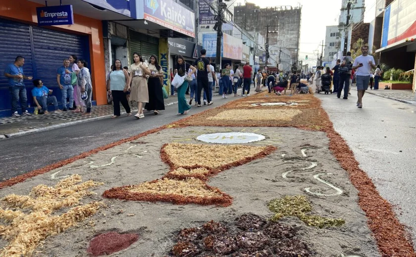 Fiéis lotam ruas do Centro de Maceió em celebração a Corpus Christi