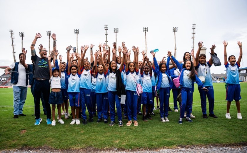 Projeto leva alunos da rede pública municipal ao Rei Pelé em dia de vitória do CSA