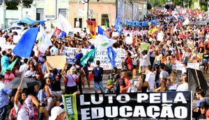 Estudantes e trabalhadores realizam mais um dia de protestos a favor da educação