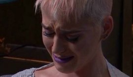 Katy Perry chora ao vivo, ao lembrar que já pensou em suicídio na adolescência