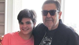 Após receber alta, Fausto Silva aparece em primeira foto com filho