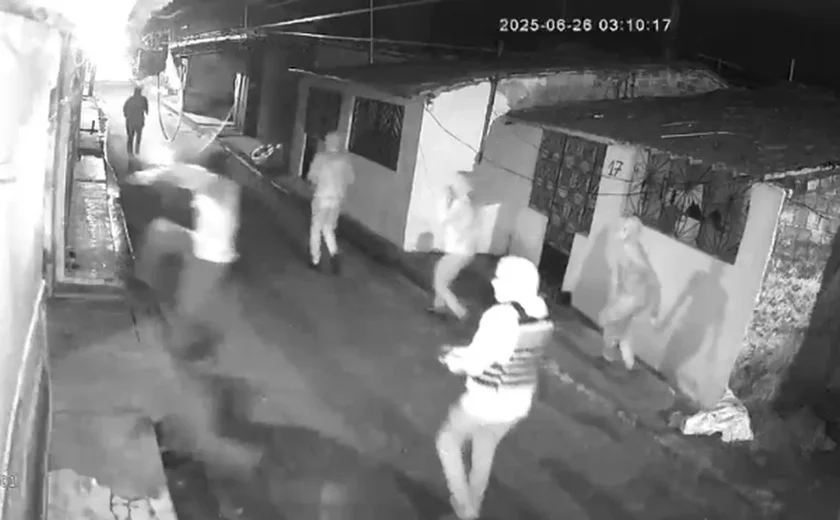 Criminosos encapuzados e usando colete à prova de balas entram em residência e matam homem