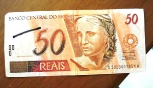 Dupla é presa tentando passar dinheiro falso na praia do Francês