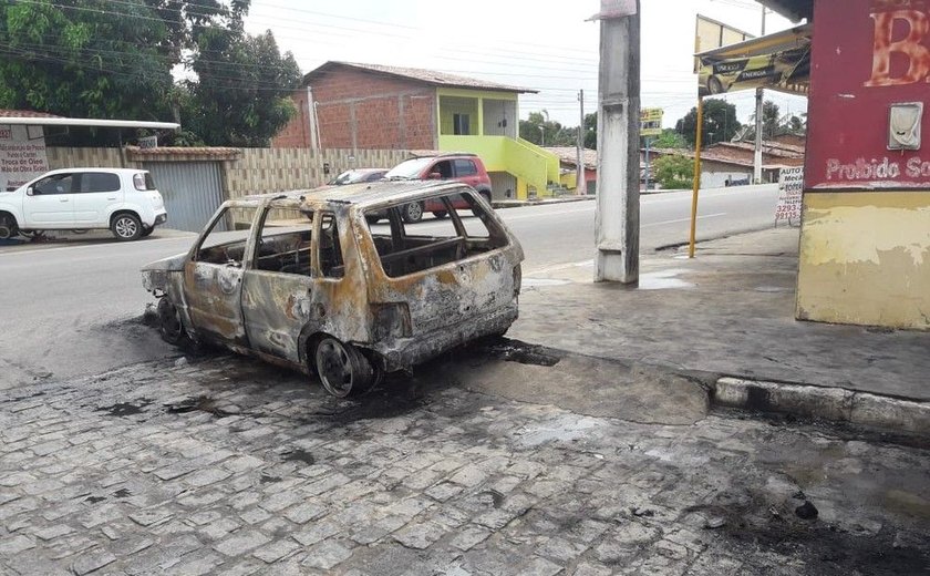 Carros são incendiados em Paripueira