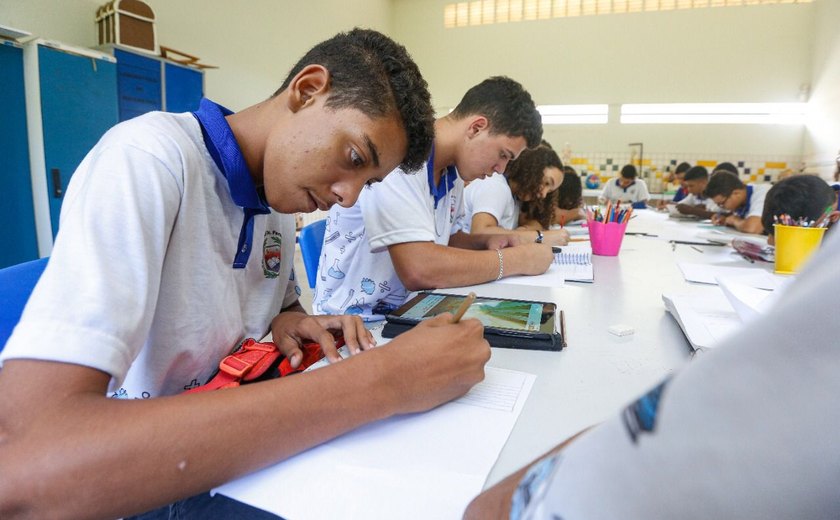 Com bônus de até R$ 2 mil, Alagoas atrai mais de 100 mil jovens de volta para a sala de aula
