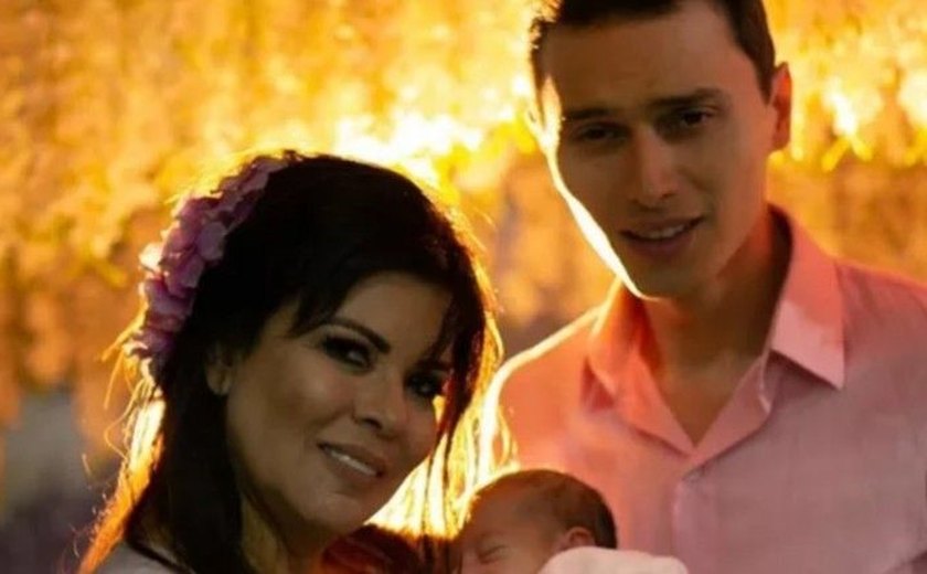 Mara Maravilha adota bebê de dois anos e realiza o sonho de ser mãe