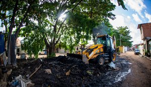 Mais de 2 mil toneladas de detritos são retirados de córregos em Maceió