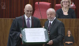 Lula é diplomado pelo TSE, chora e diz que o povo reconquistou a democracia