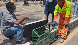 Prefeitura de Maceió inicia instalação de retentores em bueiros da orla