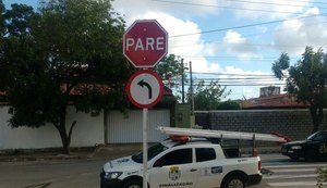 Avenida Governador Lamenha Filho recebe sinalização vertical