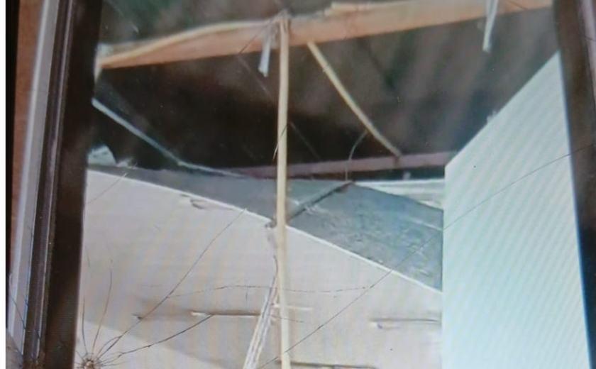Parte do teto de escola cede em São Luís do Quitunde e causa susto entre alunos
