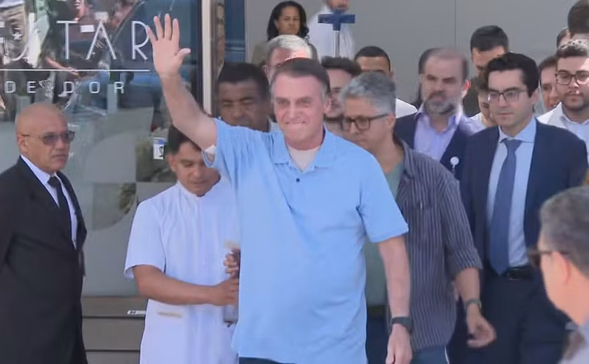 Jair Bolsonaro tem alta após três semanas internado em hospital de Brasília