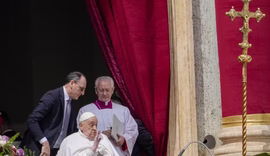 Papa Francisco aparece no Domingo de Páscoa para dar a bênção enquanto se recupera de pneumonia