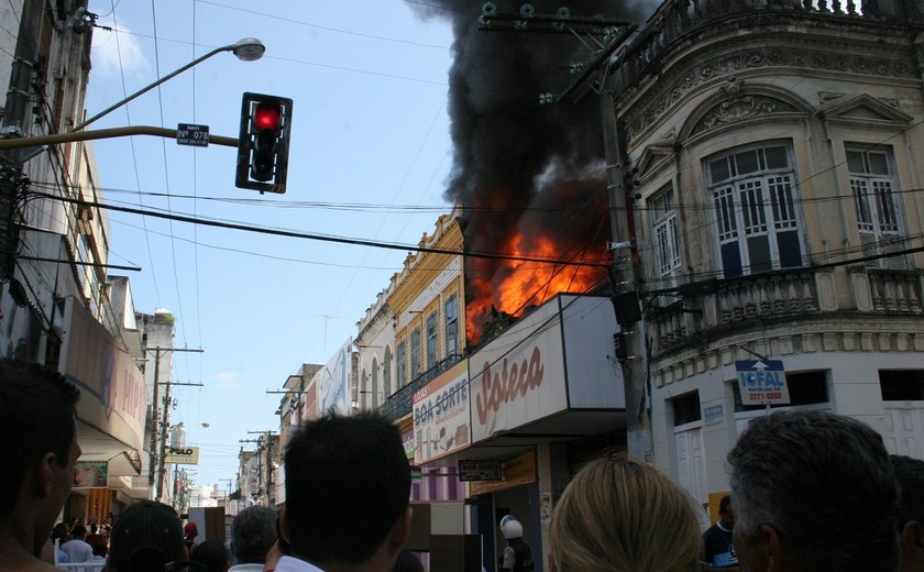 Centro comercial de Maceió vira 'bomba-relógio' para incêndios