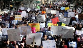 Estudantes e ativistas saem às ruas em protesto pelo controle de armas nos EUA