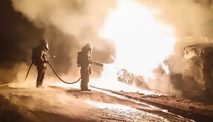 Caminhão-tanque tomba e incendeia casas em Belo Horizonte
