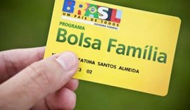 Bolsonaro quer gastar R$ 130 milhões para trocar cartão do Bolsa Família antes das eleições
